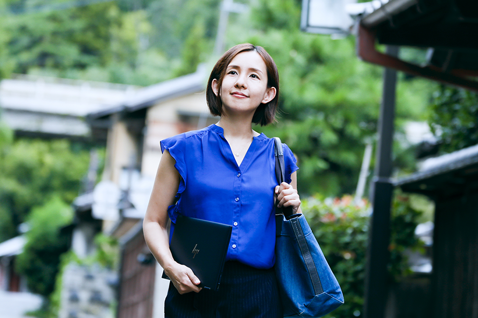 HP Elite Dragonfly を持つ中村朱美氏