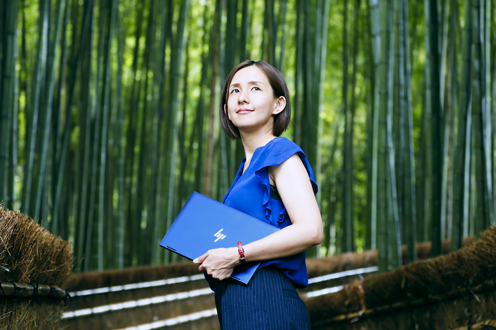 HP Elite Dragonfly を持つ中村朱美氏