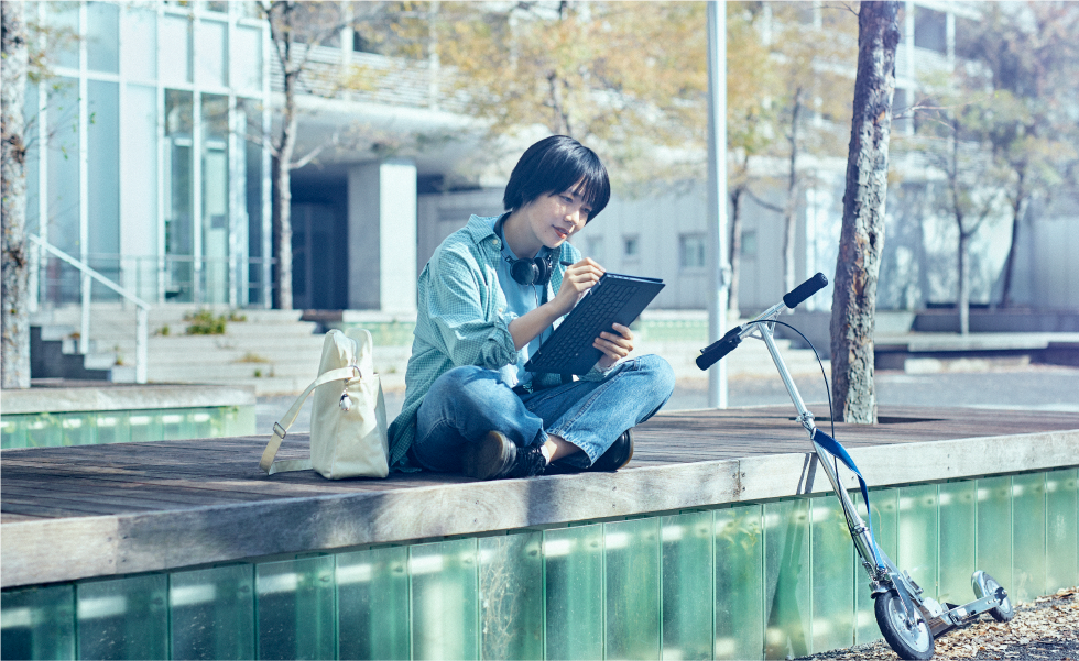 屋外で HP Elite Dragonfly を使う haru. 氏