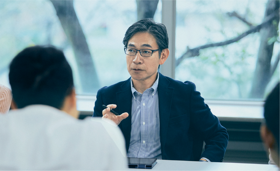 話し合う小杉俊哉氏