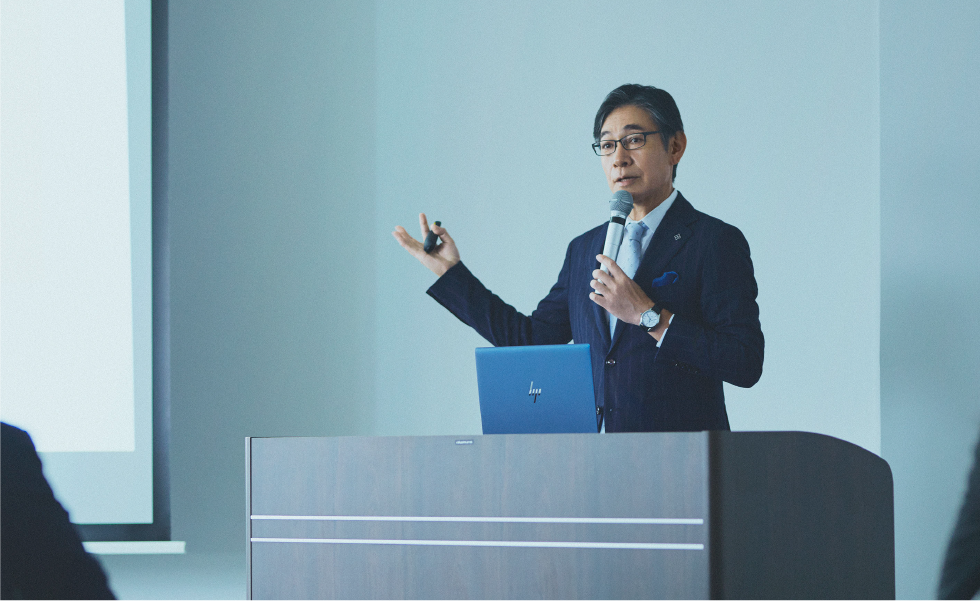alt=“HP Elite Dragonfly を前に講義を行う小杉俊哉氏